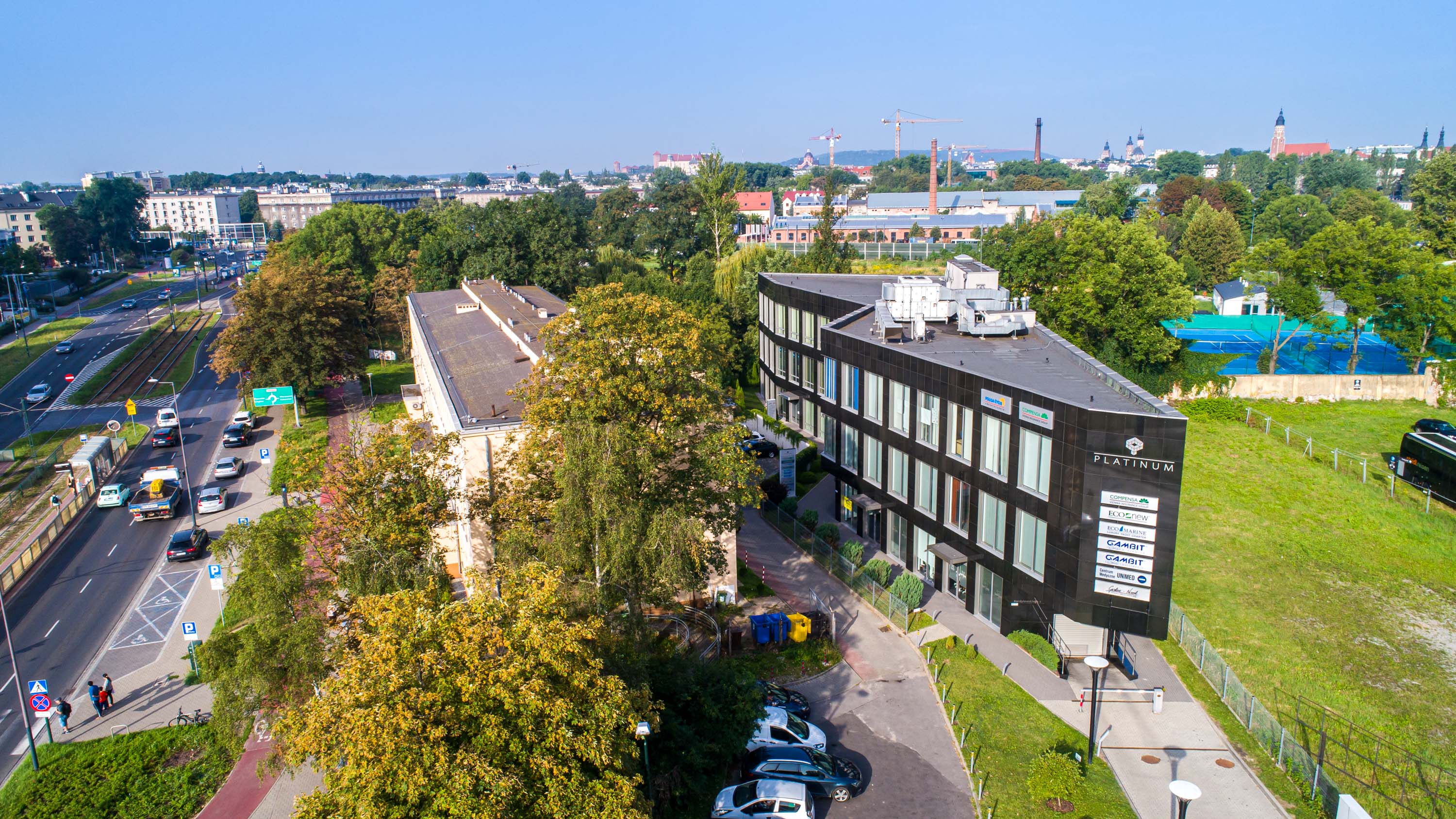 Szary, duży budynek Centrum Medycznego UNIMED